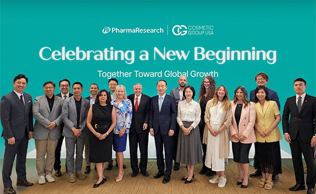 파마리서치와 미국 화장품 제조사 CG USA 관계자들이 인수 계약 체결 후 기념촬영을 하고 있다. /파마리서치 제공