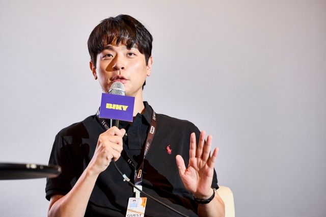'잡(JOB)학사전' 프로그램에서 이야기를 나누고 있는 박정민의 모습 / 부산국제어린이청소년영화제