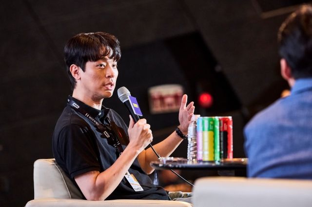 '잡(JOB)학사전' 프로그램에서 이야기를 나누고 있는 박정민의 모습 / 부산국제어린이청소년영화제