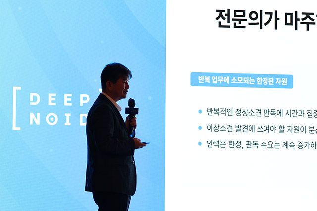 김성현 휴먼영상의학센터 대표원장이 생성형 AI 기반 흉부 X선 판독 솔루션 ‘M4CXR’의 의료 현장 활용 방안과 판독 생산성 개선 효과를 설명하고 있다. /김정아 기자