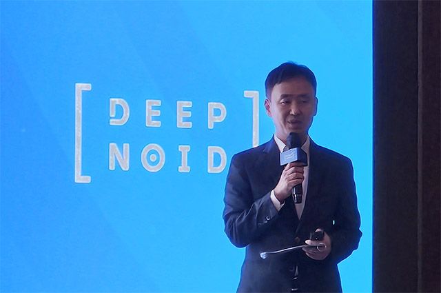 최우식 딥노이드 대표가 13일 서울 웨스틴조선호텔에서 열린 기자간담회에서 생성형 AI 기반 흉부 X선 판독 솔루션 ‘M4CXR’을 소개하고 있다. /김정아 기자