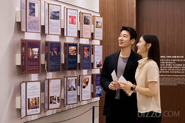 방문객들이 워커힐 스토리 라운지에서 레스토랑 변천사를 관람하고 있다./워커힐 제공 