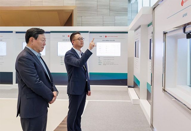 신동빈 롯데 회장(왼쪽)이 15일 서울 송파구 롯데월드타워에서 열린 2026 하반기 VCM에 앞서 진행된 AI 에이전트 전시에서 황민재 롯데지주 경영혁신실장으로부터 음성·모션 인식 기반 AI 비서에 대한 설명을 듣고 있다. /롯데 제공