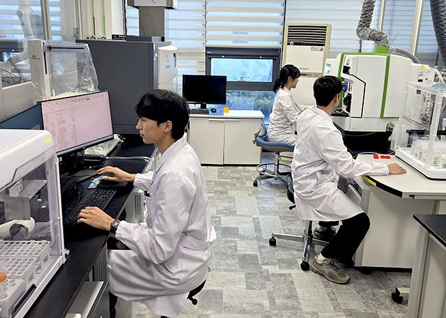 제주특별자치도개발공사 먹는물연구소 연구원들이 수질 분석을 진행하고 있다./ 제주개발공사 제공