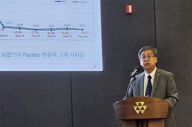 노문종 코오롱티슈진 대표가 21일 기자간담회에서 미국 임상 3상 결과와 예상보다 크게 나타난 위약효과에 대해 설명하고 있다. /김정아 기자