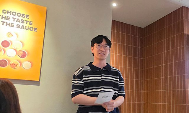 정병준 bhc 메뉴개발팀 차장이 커링클 제품의 특징에 대해 설명하고 있다./김경희 기자