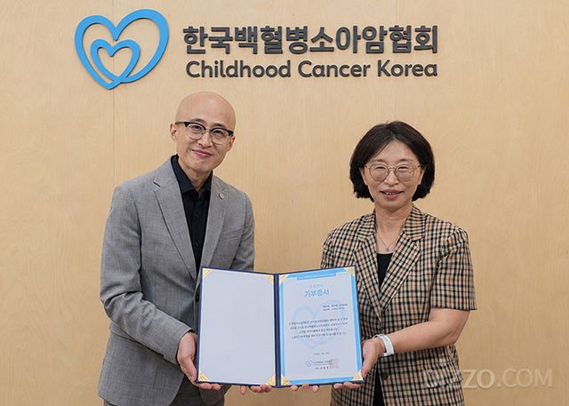 고기범 쉐라톤 그랜드 인천 호텔 총지배인(왼쪽)과 허인영 한국백혈병소아암협회 사무총장(오른쪽)이 기부금 전달식 후 기념 촬영을 하고 있다./메리어트 인터내셔널 제공
