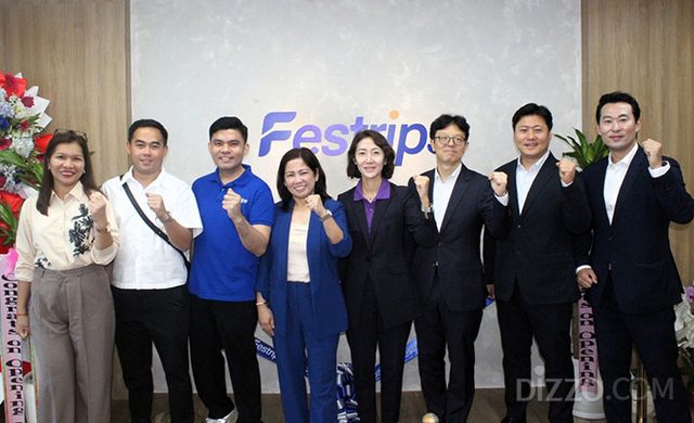 지난 3일 필리핀 마닐라에서 진행된 페스트립(Festrip) 오픈식에서 하나투어 송미선 대표(오른쪽에서 네 번째)가 아보엑스 카렌 S. 산토스 대표(왼쪽에서 네 번째) 및 양사 관계자들과 함께 사진 촬영을 하고 있다./하나투어 제공 