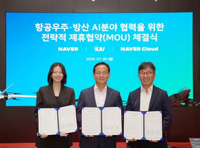 왼쪽부터 네이버 최수연 대표이사, KAI 김종출 대표이사 사장, 네이버클라우드 김유원 대표이사 / KAI 제공
