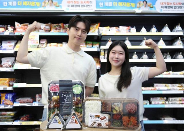 GS25가 장어와 오리 등 대표 보양 식재를 활용한 간편식들을 선보이며 여름철 보양식 수요 공략에 나선다./GS25 제공