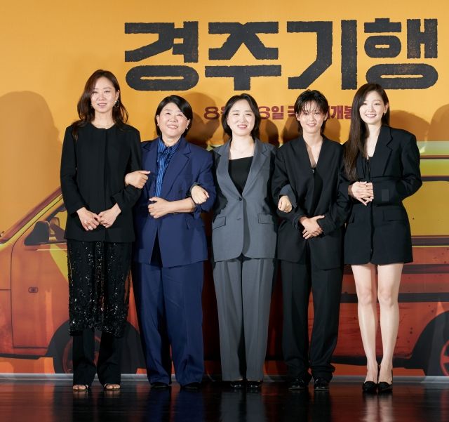영화 '경주기행' 제작보고회에 참석한 배우 공효진,이정은,김미조감독,이연,박소담(왼쪽부터)의 모습 / 롯데엔터테인먼트 제공