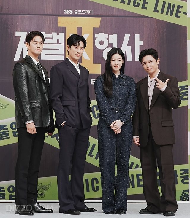 4일 열린 SBS 새 금토드라마 '재벌X형사2' 제작발표회에 강상준, 안보현, 정은채, 김신비가 참석해 포토타임을 진행하고 있다. / 이대덕 객원 사진기자, leedaedeok@gmail.com