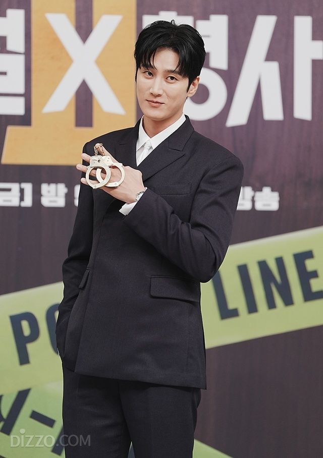 4일 열린 SBS 새 금토드라마 '재벌X형사2' 제작발표회에서 배우 안보현이 포토타임을 진행하고 있다. / 이대덕 객원 사진기자, leedaedeok@gmail.com