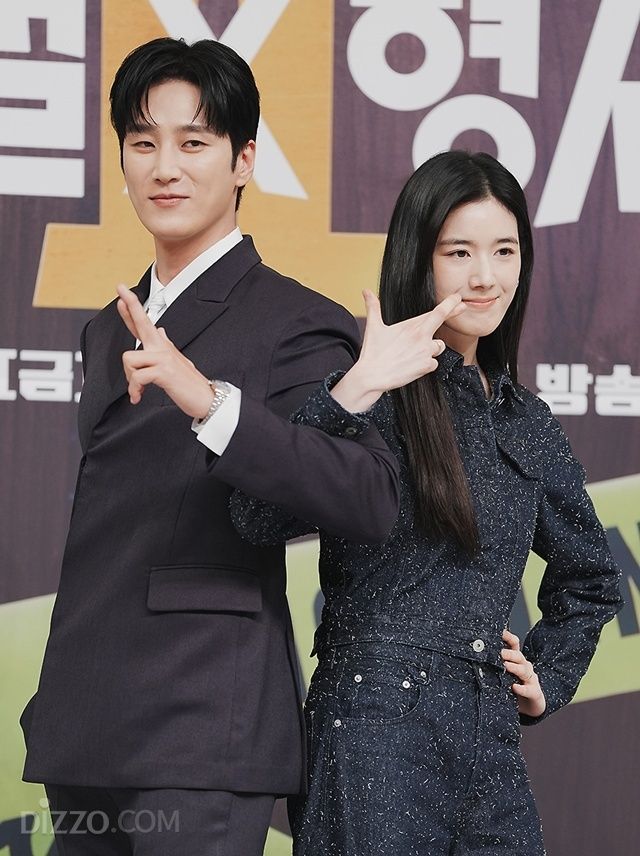 4일 열린 SBS 새 금토드라마 '재벌X형사2' 제작발표회에서 배우 안보현과 정은채가 포토타임을 진행하고 있다. / 이대덕 객원 사진기자, leedaedeok@gmail.com