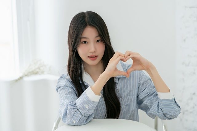 드라마 '김부장'의 민지 역할을 맡은 배우 서수민이 인터뷰를 진행하고 있다. / 와이원엔터테인먼트 제공