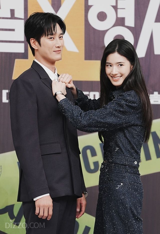 4일 열린 SBS 새 금토드라마 '재벌X형사2' 제작발표회에서 배우 안보현과 정은채가 포토타임을 진행하고 있다. / 이대덕 객원 사진기자, leedaedeok@gmail.com