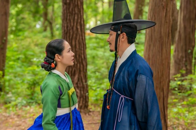 시리즈 '스캔들' 스틸컷 속 조원(지창욱)과 조윤(손예진) / 넷플릭스 제공