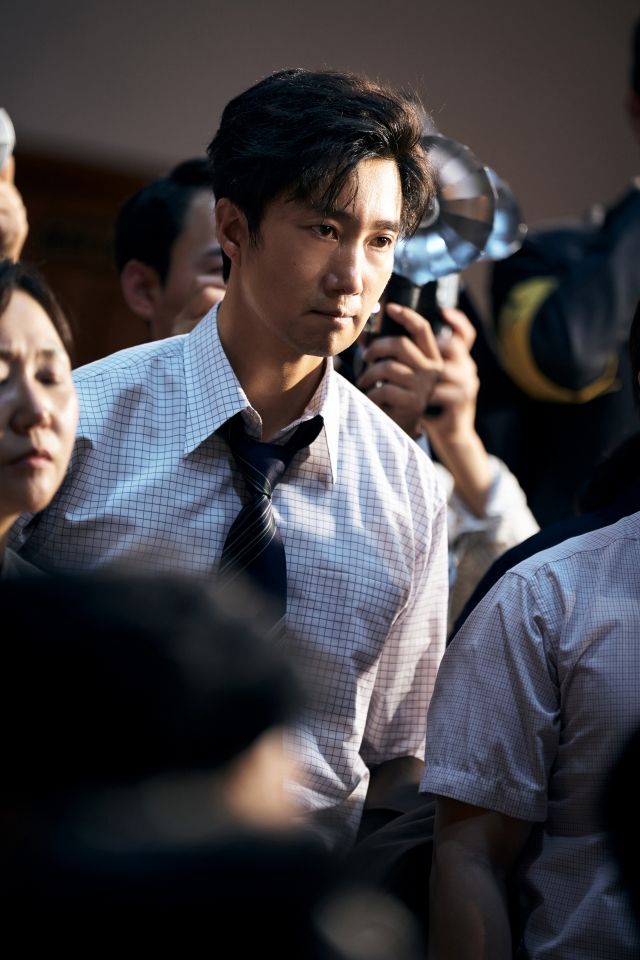 영화 '암살자(들)' 스틸컷 속 재환(박해일)/ 하이브미디어코프 제공