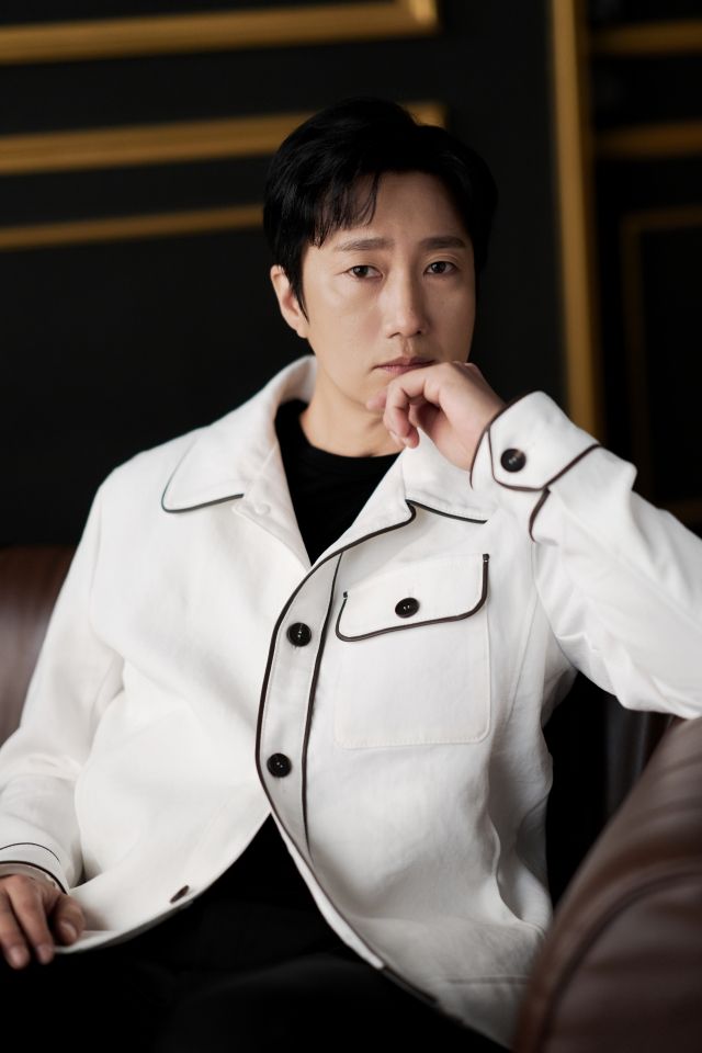 영화 '암살자(들)'에서 재환 역을 맡은 배우 박해일 / 하이브미디어코프 제공