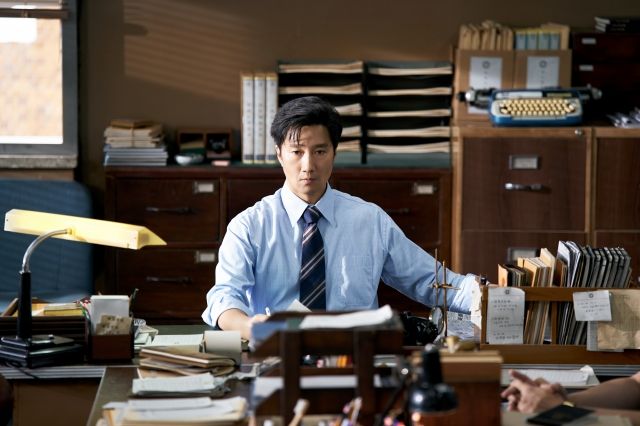 영화 '암살자(들)' 스틸컷 속 재환(박해일) / 하이브미디어코프 제공