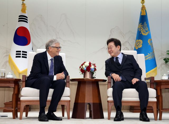 President Lee Jae-myung meets with Bill Gates, co-chair of the Gates Foundation, at the presidential office in Yongsan, Seoul, on Aug. 21, 2025. [Photo provided by Yonhap News]