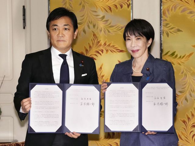 高市早苗首相と玉木雄一郎・国民民主党代表［共同・聯合ニュース資料写真。再販売およびデータベース（DB）への使用禁止］