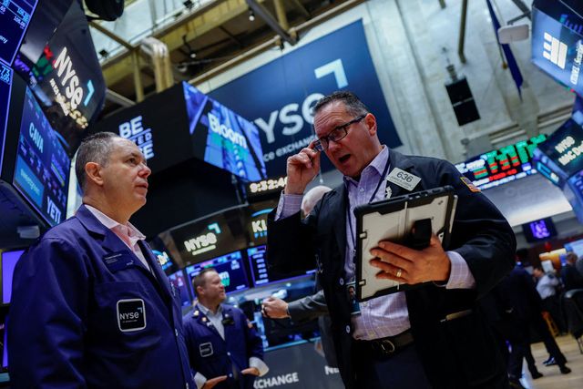 지난 9월 29일(현지시간) 미국 뉴욕증권거래소(NYSE)에서 트레이더들이 업무를 보고 있다. (사진=로이터)