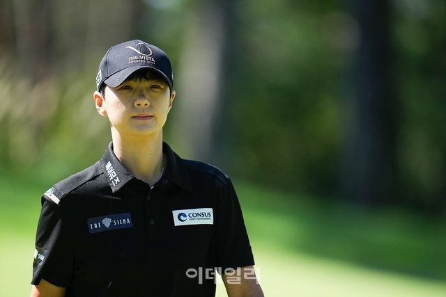 [이데일리 골프IN(여주)=조원범 기자]1일 경기도 여주에 위치한 블루헤런GC(파72.6,865yd)에서 '제26회 하이트진로 챔피언십'(총상금15억원.우승상금2억7천만원)1라운드가 열린가운데 박성현(더 비스타 컨트리클럽)이 18번홀에서 경기를 치르고 있다.