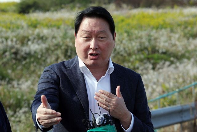 최태원 SK하이닉스 회장이 9일 오후 반도체 산단이 들어설 전남광주 서구 군공항 부지에서 현장 방문을 마친 뒤 기자들의 질문에 답하고 있다. (사진 = 연합뉴스)