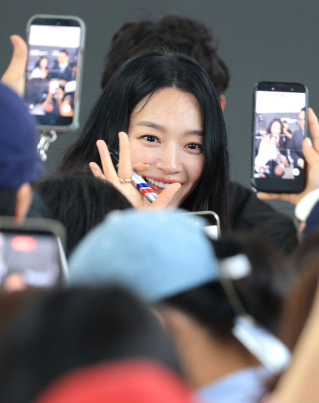 배우 신민아가 10일 부산 해운대구 영화의전당 루프씨어터에서에서 열린 제31회 부산국제영화제 '재혼황후' 무대인사에서 객석으로 내려와 관객과 소통하고 있다.(사진=뉴스1)