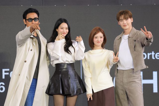 배우 주지훈(왼쪽부터)과 신민아, 이세영, 이종석이 10일 부산 해운대구 영화의전당 루프씨어터에서에서 열린 제31회 부산국제영화제 '재혼황후' 무대인사에서 팬들과 즐거운 시간을 보내고 있다.(사진=뉴스1)