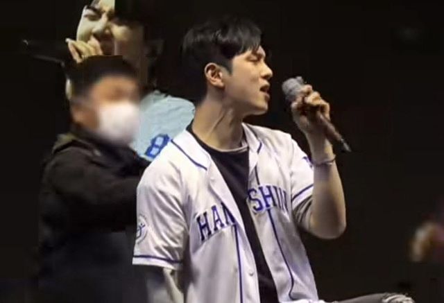 밴드 엔플라잉 유회승이 무대를 선보이던 도중 한 남성이 무대에 난입한 모습.(사진=SNS 캡처)