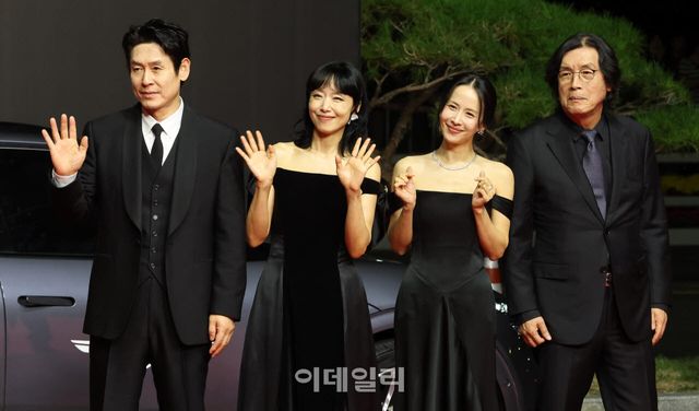 배우 설경구와 전도연, 조여정, 이창동 감독(왼쪽부터)이 6일 부산 해운대구 영화의 전당에서 열린 제31회 부산국제영화제(BIFF) 개막식에 참석하고 있다.(사진=방인권 기자)