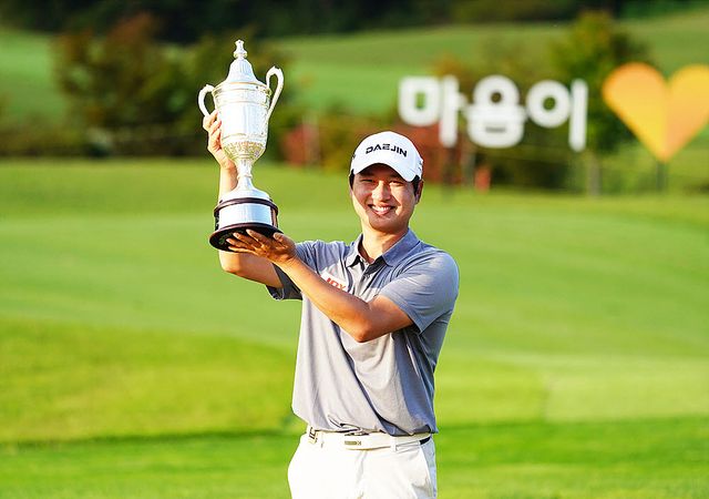 왕정훈이 지난 4일 끝난 KPGA 투어 현대해상 최경주 인비테이셔널에서 국내 무대 첫 승을 거둔 뒤 트로피를 들어 올리고 있다. (사진=이데일리 골프in 김상민 기자)