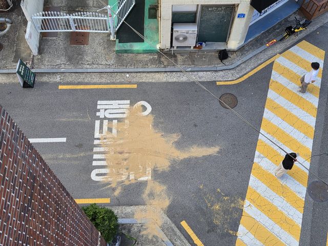11일 장모 살해 후 아내를 데리고 도주한 사건이 발생한 서울 송파구 현장에 혈흔을 가리기 위해 모래가 뿌려져 있다. (사진=김태섭 수습기자)