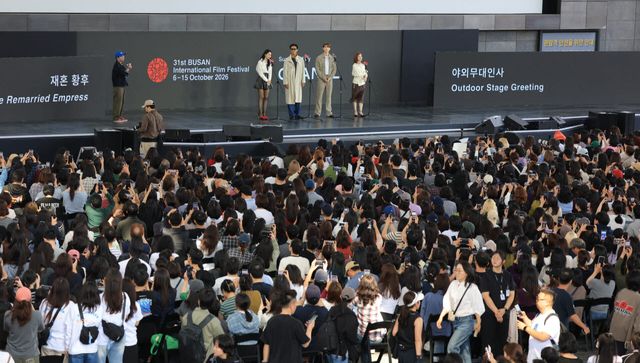 배우 신민아(왼쪽부터)와 주지훈, 이종석, 이세영이 10일 부산 해운대구 영화의전당 루프씨어터에서에서 열린 제31회 부산국제영화제 '재혼황후' 무대인사에서 인사말을 하고 있다.(사진=뉴스1)