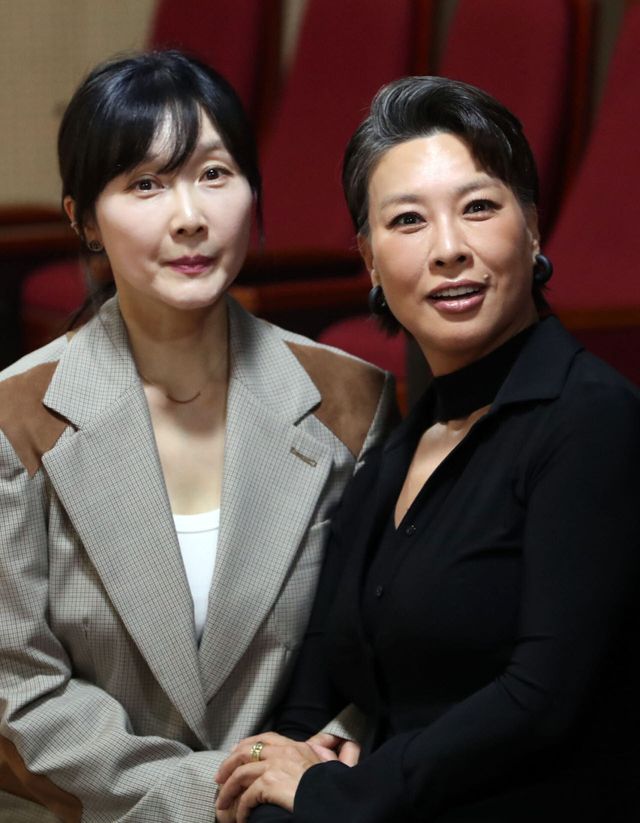 한국뮤지컬배우협회 정영주 이사장(오른쪽)과 김아선 이사(왼쪽)가 지난 6일 서울 종로구 정화예대에서 진행된 이데일리와 인터뷰에서 사진 촬영에 응하고 있다. (사진=김태형 기자)
