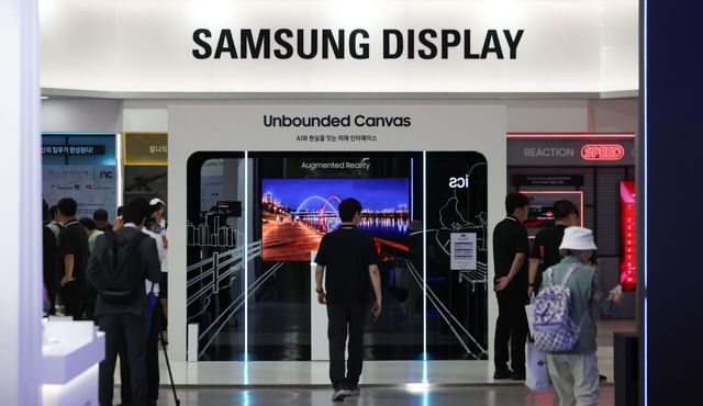 지난 7월 2일 서울 강남구 코엑스에서 열린 K-Display 2026 한국디스플레이산업전시회에서 방문객들이 삼성디스플레이 부스를 관람하고 있다. (사진=뉴시스)