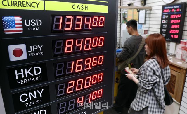[이데일리 노진환 기자] 원·엔 환율이 100엔당 840원까지 떨어지면 18년 만에 최저 수준으로 하락한 12일 서울 명동의 한 환전소의 모습.