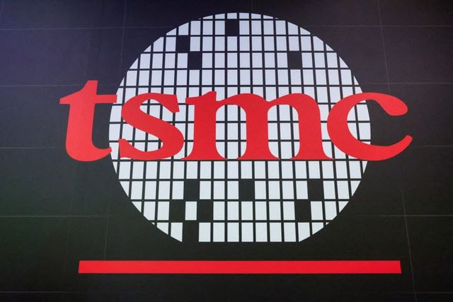 대만 타이베이에서 열린 대만 반도체 제조 회사(TSMC)의 2분기 실적 발표회에서 공개된 TSMC 로고. (사진=로이터)