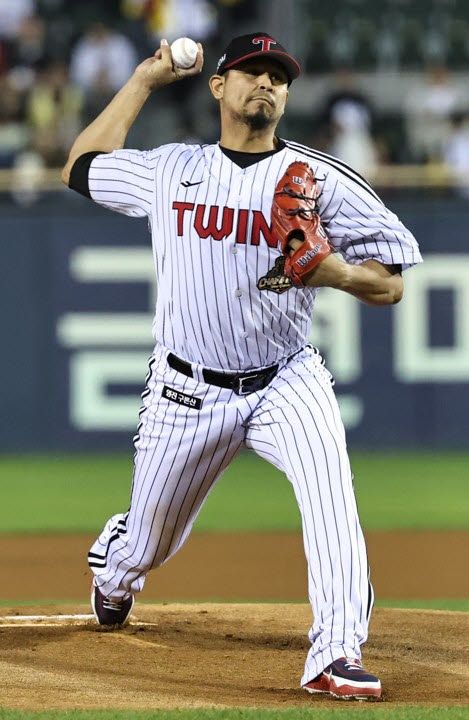 14일 잠실야구장에서 열린 2026 신한 SOL KBO 포스트시즌 와일드카드 결정전 1차전 두산 베어스와 LG 트윈스의 경기. LG 선발 투수 카라스코가 역투하고 있다. 사진=연합뉴스