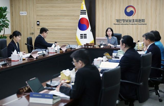 송경희 개인정보보호위원회 위원장이 6월 10일 서울 종로구 정부서울청사에서 열린 전체회의에서 발언하고 있다. (연합뉴스)