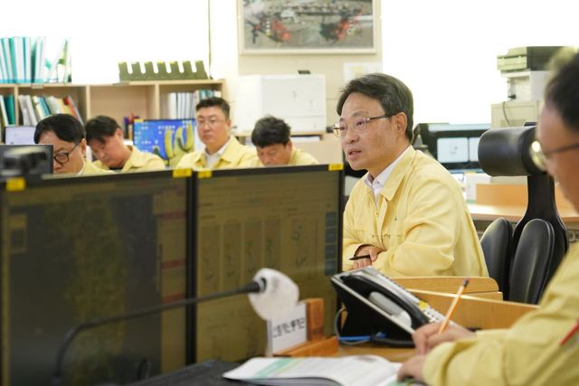박은식 산림청장(가운데)이 2026년 산사태예방지원 본부 운영 결과 회의를 주재하고 있다. (사진=산림청)