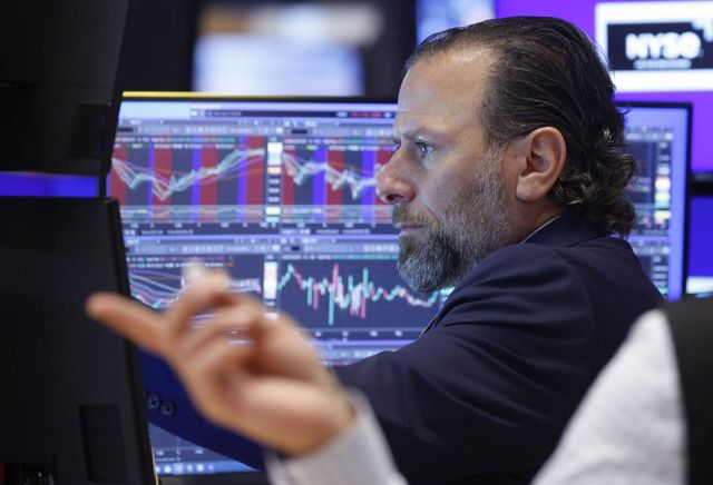 지난 12일(현지시간) 미국 뉴욕 맨해튼 월스트리트의 뉴욕증권거래소(NYSE)에서 트레이더들이 업무를 보고 있다. (사진=UPI)