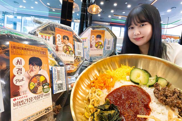 세븐일레븐이 지난 9월 출시한 ‘시경 픽 제철 비빔밥’을 직원이 소개하고 있다. 이 제품은 출시한 지 2주 만에 30만개가 판매됐다. (사진=세븐일레븐)