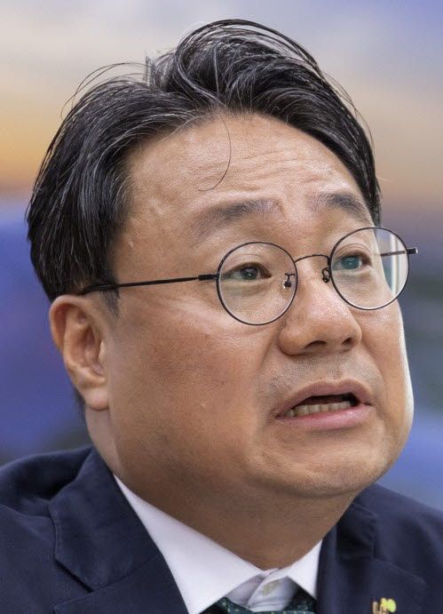 이성훈 한국토지주택공사(LH) 사장이 12일 국회에서 열린 국토교통위원회 국정감사에 출석해 LH의 부채 증가와 관련한 의원 질의에 답하고 있다.(사진=연합뉴스)