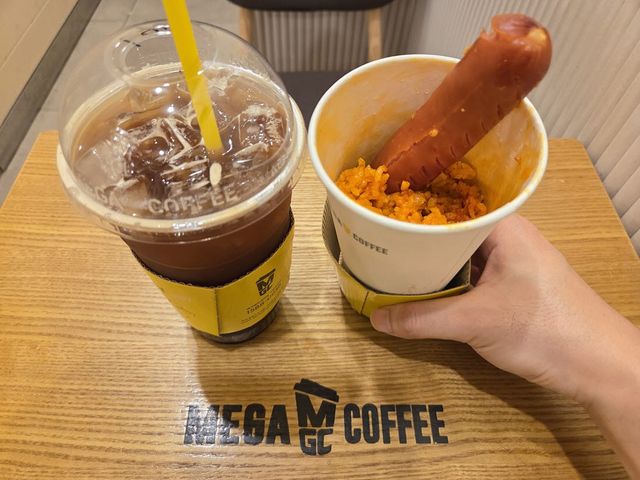 아이스 아메리카노와 함께 주문한 김치볶음밥. 일반 음료 컵에 담겨 제공된다. (사진=한전진 기자)