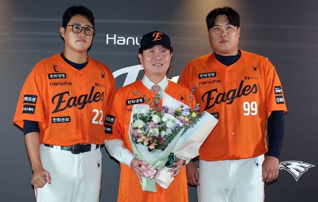 한화이글스 류지현 신임 감독이 16일 오후 대전 중구 대전한화생명볼파크에서 열린 취임식에서 류현진·채은성 선수에게 꽃다발을 받고 기념 촬영하고 있다. 사진=연합뉴스