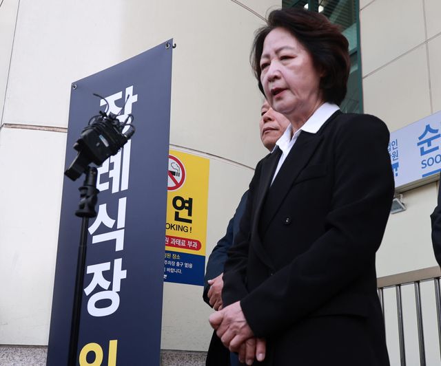 추미애 경기도지사가 지난 17일 경기도 부천 공장 화재로 순직한 고(故) 김진석 소방위의 순천향대 부천병원 빈소 앞에서 발언하고 있다. (사진=연합뉴스)