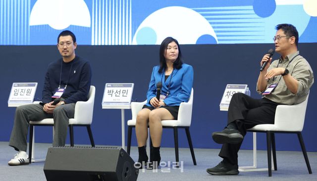 박선민 올림 대표이자 크리에이티브 디렉터, 임진원 팬커뮤니케이션즈 글로벌 이사, 차우진 엔터문화연구소(Neo Vibe Lab) 대표가 16일 경기도 고양시 고양꽃전시관에서 열린 '2026 콘텐츠유니버스 코리아'에서 '팬덤 시대: 팬덤문화가 만들어 내는 콘텐츠 이코노미' 주제로 발표하고 하고 있다. (사진=이데일리 이영훈 기자)